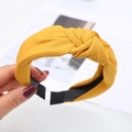 Cerchietto largo in tessuto giallo con nodo a incrocio da donna e fodera interna nera - Raso giallo annodato