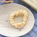 Niedlicher gelb gestreifter Scrunchie mit Bären-Kaffeetasse-Anhänger, 7cm Durchmesser - Honigtopf Bär Haargummi