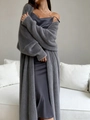 Dettaglio del cappotto in ecopelliccia grigio scuro con abito in raso - Grigio