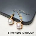 Vue détaillée de boucles d'oreilles en perles d'eau douce avec design en fil d'or 14K - Paire de Perles d'Eau Douce