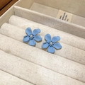 Détails macro de boucles d'oreilles fleurs bleues avec perle sur un plateau - Boucles d'oreilles clous fleurs bleues et perles (Silver Earring Post)