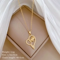 Detail der goldenen Herz-Rose-Halskette mit Kristallen auf elegantem weißem Satin - Goldherz-Rosenstil (B408)