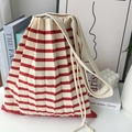 Dettaglio ravvicinato della borsa tote in maglia a pieghe a righe rosse e bianche con lacci - Righe Rosse e Beige