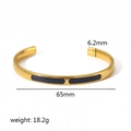 Detailansicht des Gold-Emaille-Armreifens mit Angaben zu 6,2 mm Breite und 18,2 g Gewicht - Schwarzer Einfacher Emaille-Stil (TB7042-BK)