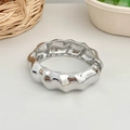 Onregelmatige zilveren brede armband met golvende textuur en gepolijste metalen afwerking - Bultige Golf Brede Armband (SL273) / Zilver