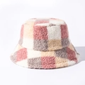 Dettaglio ravvicinato della morbida texture in peluche del cappello a secchiello a scacchi - Rosa a Scacchiera