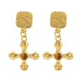 Dettaglio degli orecchini a croce dorati con texture martellata e pietre occhio di tigre - Orecchini R54-136 (Oro con pietra marrone)