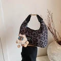 Borsa a mano scamosciata maculata grigio scuro con ciondolo in peluche e manico - Leopardo Nero