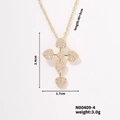 Dettaglio di una collana a croce dorata con cinque cuori e indicazioni delle misure - Croce di Cuore (N00409-4)