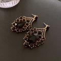 Dettaglio di orecchini vintage in stile francese con cristalli neri a forma di pera - Orecchini a Goccia (Ago S925) / Nero