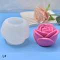 Detailweergave van flexibele roze siliconen mal met een afgewerkt roze kaarsmodel - L#