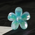 Detailaufnahme der Blumen-Haarklammer mit Aurora-Beschichtung auf Samtstoff - Irisierendes Cyan-Grün