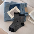 Schwarz-weiß gestreifte Crew-Socken mit pinkfarbener Dackel-Stickerei aus Baumwolle - Einheitsgröße / Schwarz