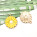 Colgante de margarita en aleación dorada con esmalte amarillo y reverso dorado texturizado - 18x21mm / Margarita Amarilla