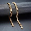 Collar de cadena cubana dorada para hombre sobre un expositor cilíndrico negro texturizado - 45cm / Cadena de Capas a Juego del Modelo 45cm Color Oro