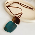 Détail d'un collier vintage avec pendentif en résine marron et texture marbrée sarcelle - Collier-Marron-Bleu