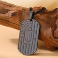 Collar de placa militar negra con bandera de EE. UU. y letra J sobre madera - Collar Letra J