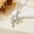 Détail du pendentif cocotier argenté avec micro-diamants et perle sur chaîne fine - Collier Cocotier Strass Argenté T017