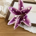 Détail d'une pince à cheveux élégante en tissu lys violet ornée de perles blanches. - Pince à Bec de Canard (44#) / Violet