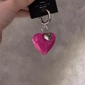 Portachiavi a cuore in resina rosa lucida con anello d'argento e ciondolo cuore - Cuore Rosso Rosa