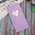 Biglietto d'auguri 3D viola con ali a cuore su superficie in legno azzurro chiaro - Cuore 3D / Viola
