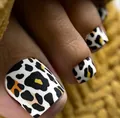 Gros plan de faux ongles de pieds mats avec motif léopard orange et noir élégant - Style Léopard avec Colle Gelée Jaune et Lime (FW96)