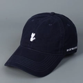 Dettaglio cappellino navy in cotone con ricamo gatto bianco e scritta No Cap - Blu navy