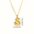 Dimensioni dettagliate del ciondolo a lettera S dorata: altezza 1,4 cm e larghezza 1,1 cm - S