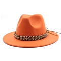 Detail eines orangen Wollfilzhuts mit gewebtem Ethno-Band und Lederkordel-Akzent - Orange