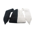 Dettaglio della maglia del berretto bicolore bianco e nero con lunghe orecchie - M / Nero + Bianco