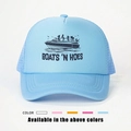 Detalle de gorra trucker BOATS 'N HOES con rejilla y cierre trasero ajustable - Todo Azul Cielo