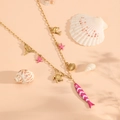 Gouden roestvrijstalen ketting met roze oceaanhangers zoals zeesterren en schelpen - Roze Gestreepte Visstijl (1101 Ketting)