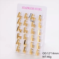 Dettaglio macro orecchini a forma di K in acciaio inox dorato con misure 14x12mm - 12*14mm / Oro