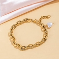 Pulsera dorada de doble cadena con colgante de corazón y perla en fondo de seda - Perla Artificial Corazón (E81) / Dorado