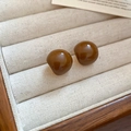 Détail de boucles d'oreilles vintage en résine brune brillante dans une boîte à bijoux en bois - 24# Boule Ronde Marron Brillante (Tige en Argent)