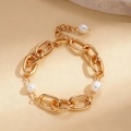 Detalle de la pulsera de cadena chapada en oro de 18k con elegantes perlas blancas - Cadena Ovalada Gruesa Con 3 Perlas Grandes Estilo