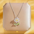 Collier marguerite avec cristal jaune et feuilles vertes sur boîte à bijoux dorée - Petit Tournesol Frais Argenté