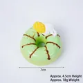 Donut artificiale matcha da 7cm con glassa al cioccolato e guarnizione al mango - Verde-Mango