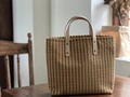 Détail du sac cabas en toile à carreaux vintage avec poignées en cuir et rivets métal - Carreaux Rayés Camel Clair