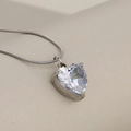 Collar de cadena de serpiente plateada con un colgante de cristal claro en forma de corazón - Plata & Blanco