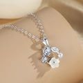 Collar de plata S925 con flores de concha blanca y perlas en un soporte beige - Color Oro Blanco (DY899)