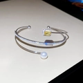 Detailansicht eines dreilagigen Silberarmbands mit gelbem Zirkon und Perlenbesatz - Silber-Quadratischer Gelber Diamant (HB4657)
