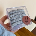Dettaglio di cinque elastici per capelli in raso argento in una scatola di acrilico - Elastico per capelli - Blu Chiaro (Set da 5)