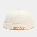 Detailansicht der beige Docker-Mütze mit brauner NEEDS-Stickerei aus Baumwolltwill - Verstellbar / Beige