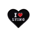 Spilla smaltata a cuore nero con testo I Love Lying e icona cuore rosso - Stile Love Lying (XZ8411)