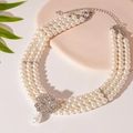 Vista dettagliata della collana di perle a tre fili con fiore di strass e perla a goccia - Collana di Perle a Fiore