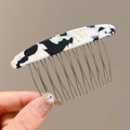 Elegante pettine in acetato con motivo mucca bianco e nero e 11 robusti denti in metallo - Marmo Bianco e Nero