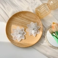 Barrette à fleur en dentelle blanche avec perle sur plateau en bois et tulipes - Pince en Acier Fleur n° 3