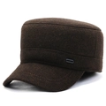 Gorra de invierno marrón oscuro con textura de sarga gruesa y detalle decorativo - café