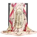 Carré en satin de soie avec bordures rouges et motifs de chaînes dorées sur fond beige - Rose Chaîne